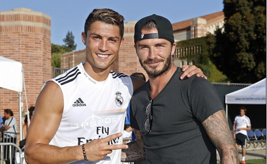 手腕骨折+肩部受伤，巴黎主席纳赛尔缠着绷带赴客场督战欧冠